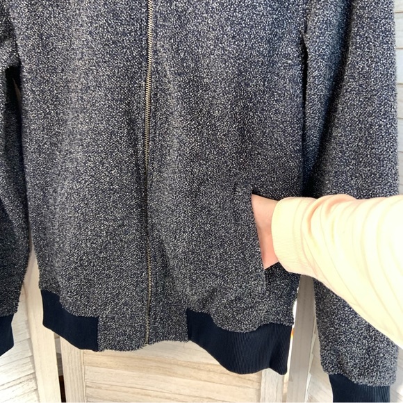 Old Navy Men’s Gray and Blue Textured Minimalist Zip Up Bomber Jacket Like New - Picture 6 of 8
